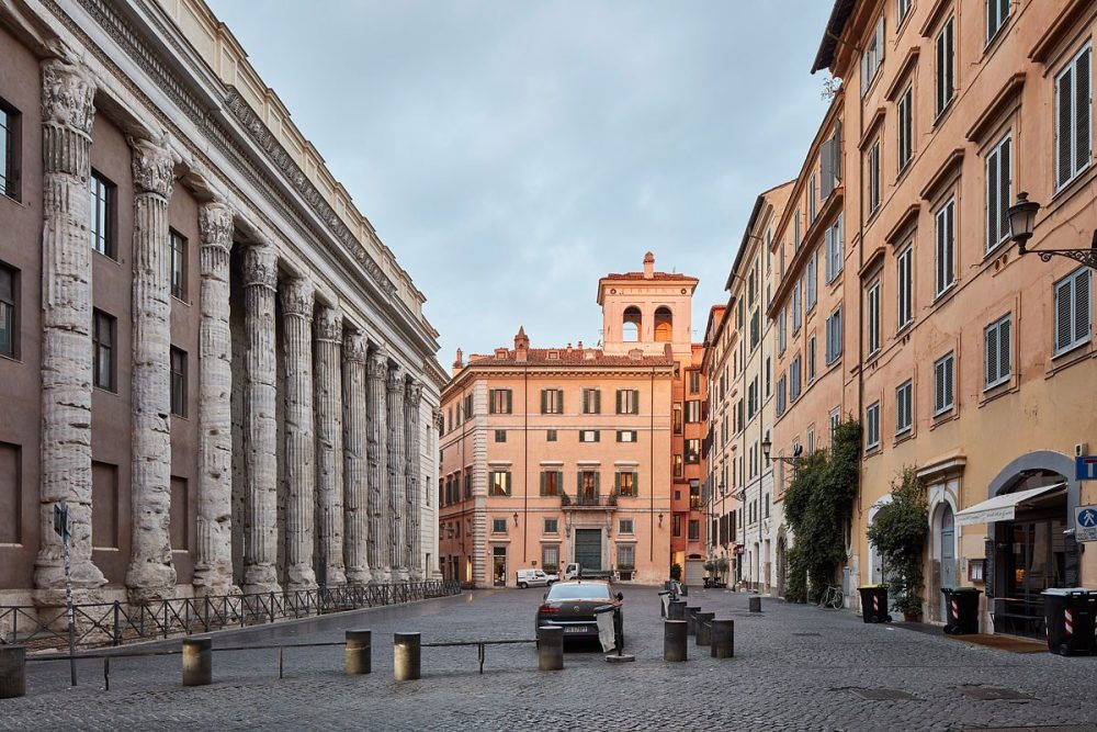 Piazza di Pietra, Roma