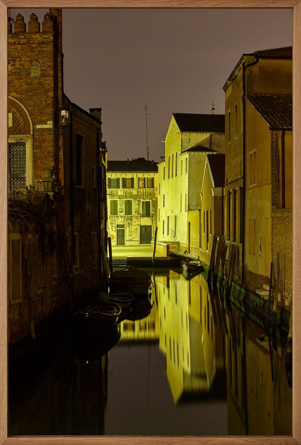 Rio di San Barnaba. Aus der Reihe "Venetian Settings". Fine Art Print, Museumsglas, Rahmen aus Eiche. Gesamtmaß: 62 x 92 cm. Auflage: 10.