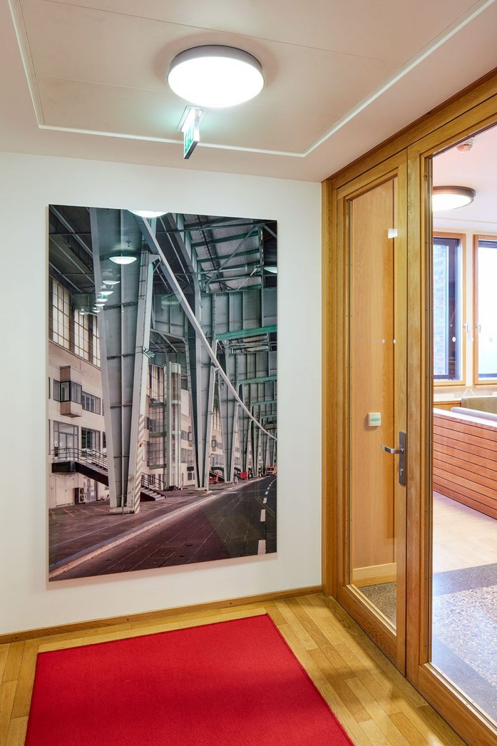 Im Büro "Freshfields" am Potsdamer Platz 1, Berlin. Aus der Reihe "Tempelhof". Fine Art Print, kaschiert hinter Acrylglas (Diasec, rahmenlos). Gesamtmaß: 200 x 133 cm. Auflage: 5 + 1 AP